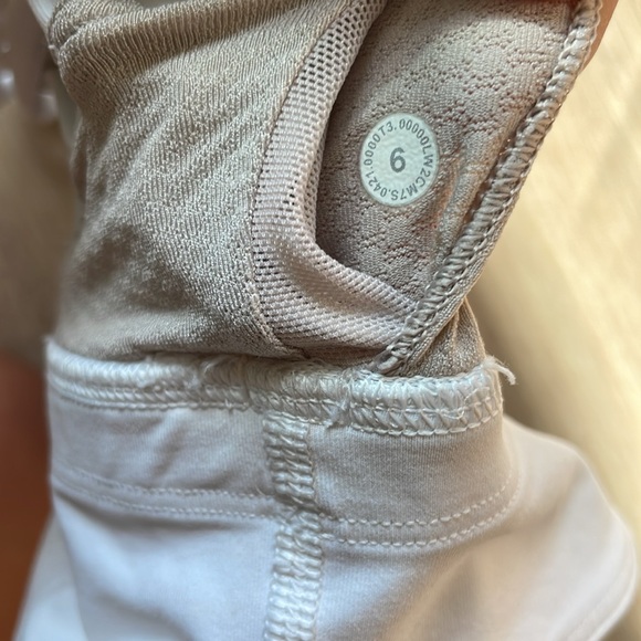 Lululemon 6 White Sports Bra - Picture 3 of 3